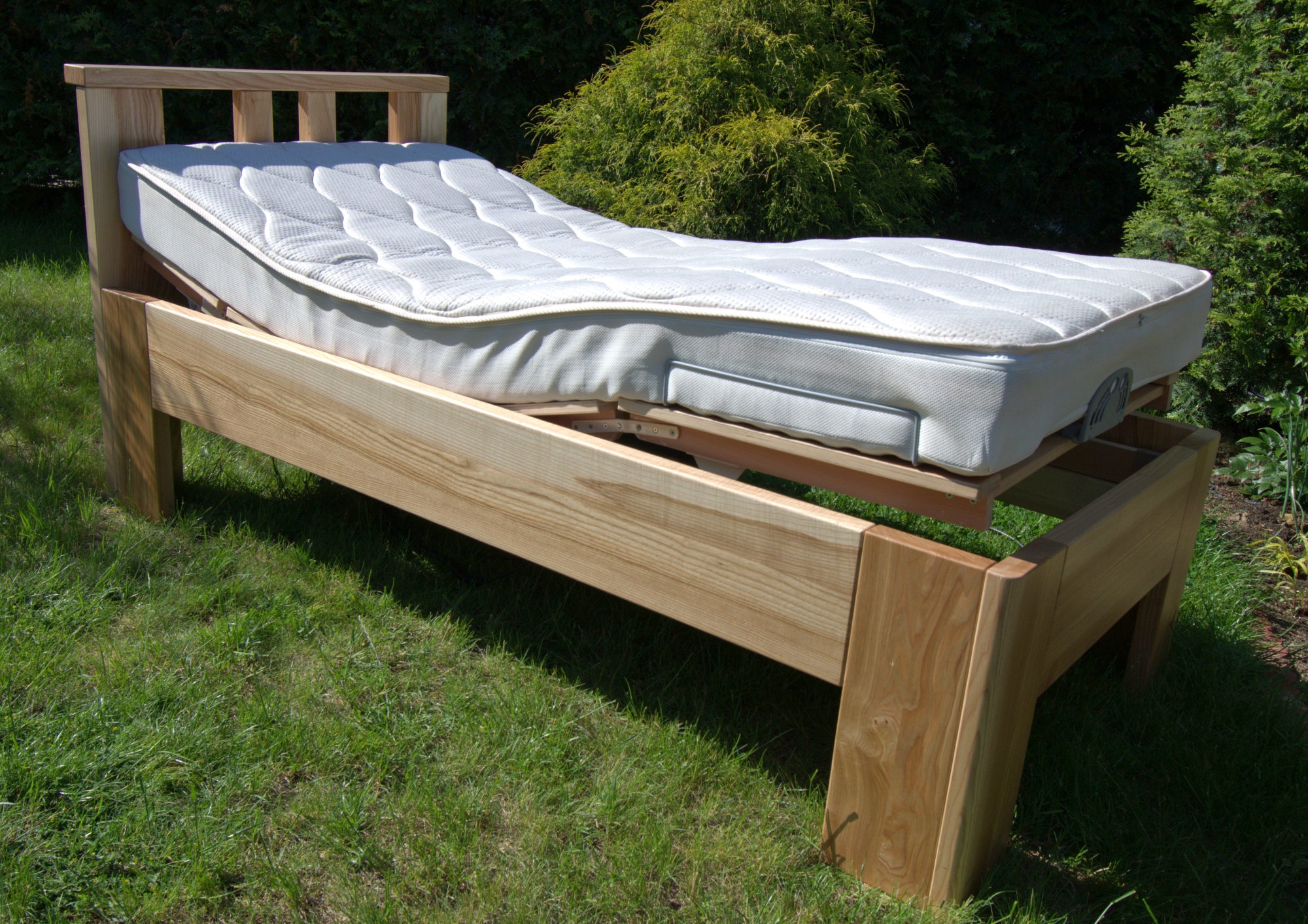 Kvalitní postel z masivního jasanového dřeva s elektrickým polohováním.
